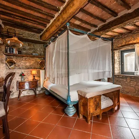 Podere Camaiano Bed and breakfast